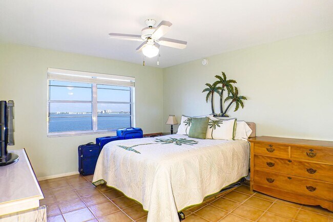 Building Photo - Stunning Fort Myers Condo with Water View!