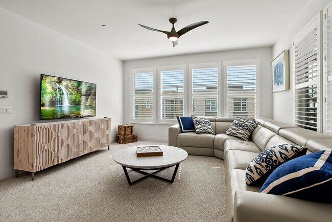 Building Photo - Luxurious Furnished Poolside Penthouse With Ocean Views!