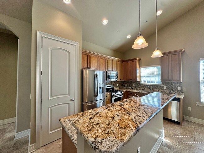 Building Photo - Spacious Haile Plantation Apartment – 3BR/...