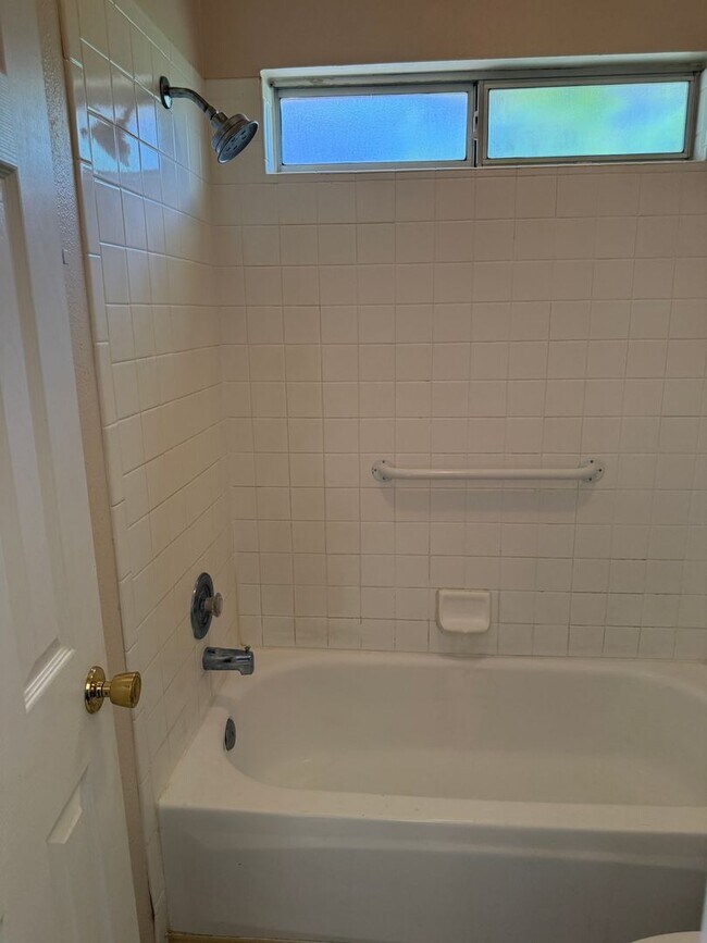 Building Photo - Nice, spacious 3 br, 2 Bath with major kit...