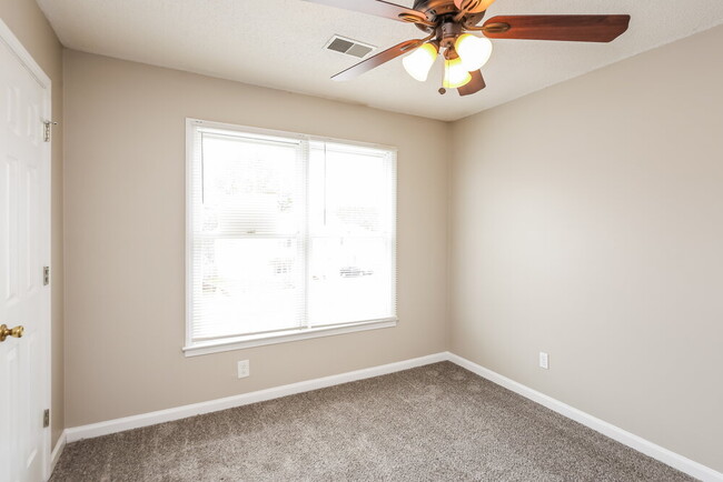 Building Photo - 460 Heathgate Dr SW