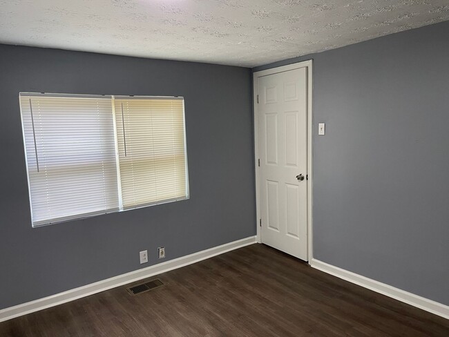 Building Photo - Adorable 2 Bed/1 Bath Bungalow in Forest P...