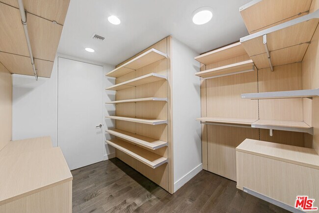 Building Photo - 443 N Palm Dr