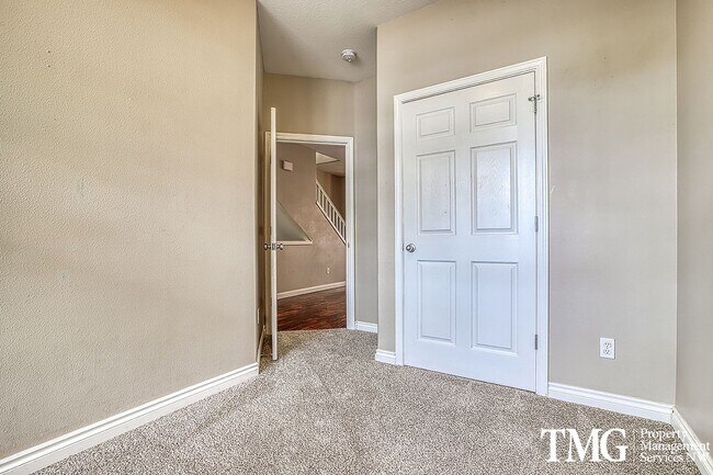 Building Photo - Wonderful 4 bed 2.5 Bath Townhome in Hills...
