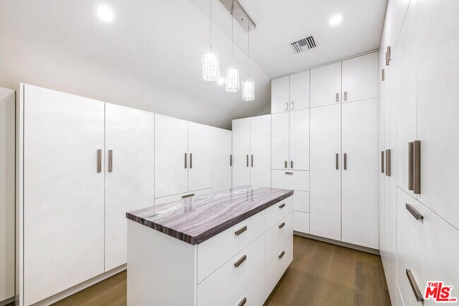 Building Photo - 523 E Fairmount Rd