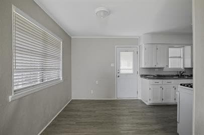 Building Photo - 208 D St