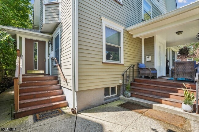 Building Photo - 184 Bellevue Ave