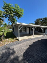 Building Photo - Leesburg Duplex