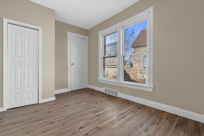 Building Photo - 26th St Milwaukee Duplex