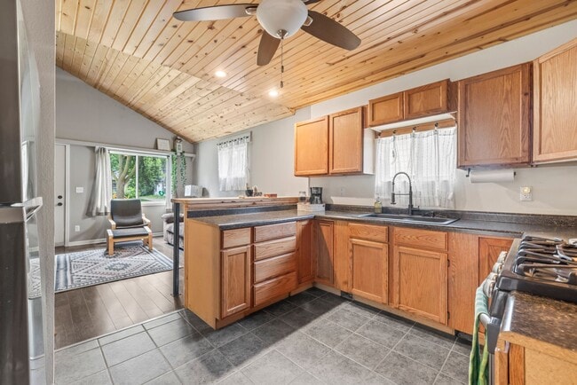 Building Photo - Cute 1 bedroom single family home