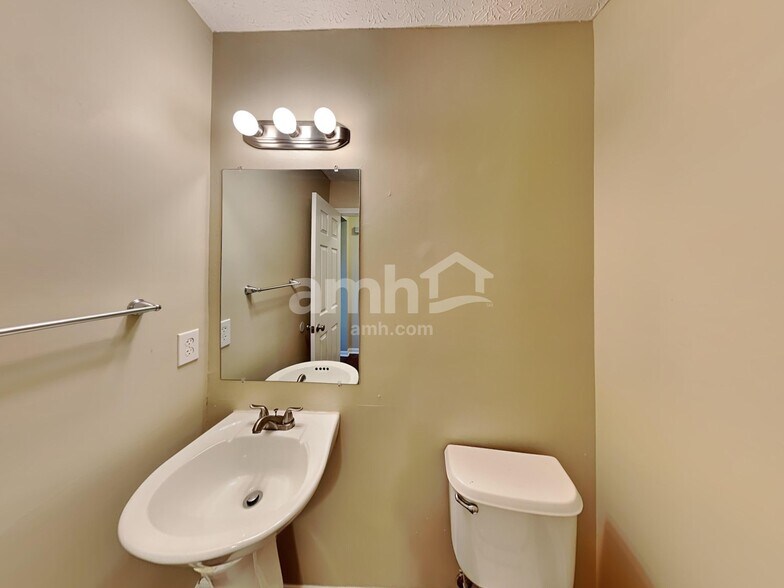 Building Photo - 4024 Walnut Crossing Dr