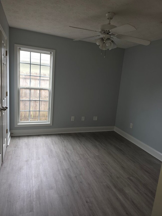 Building Photo - A Great Starter Home Just For YOU!
