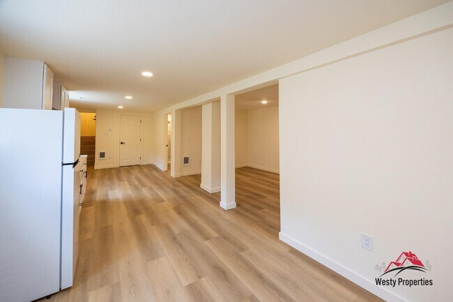Building Photo - 542 NE Brazee St