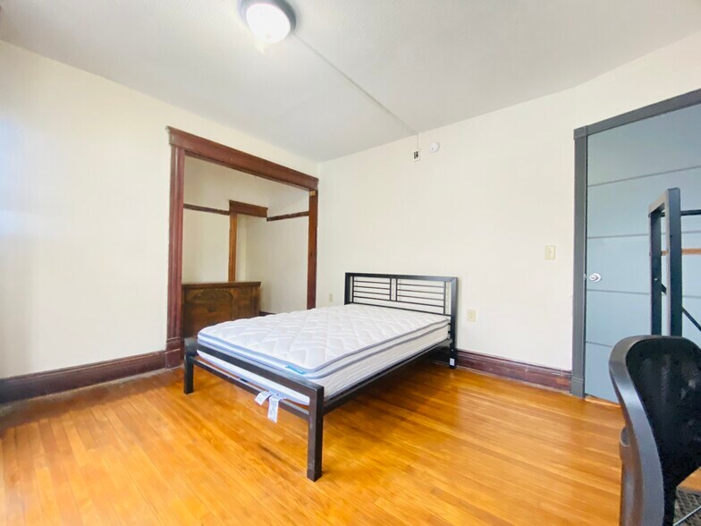 Building Photo - 1337 Madison St