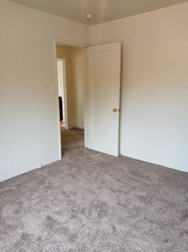 Building Photo - LAUR62-64