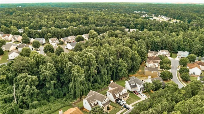 Building Photo - Welcome to this stunning 4-bedroom, 2.5-ba...