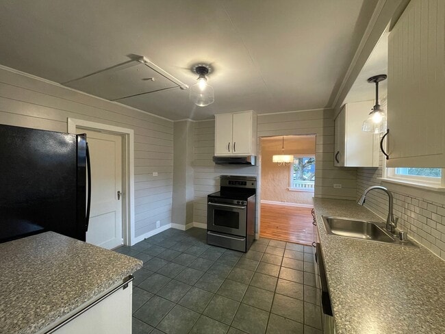 Building Photo - West Seattle - 2 bedroom and 1 bathroom