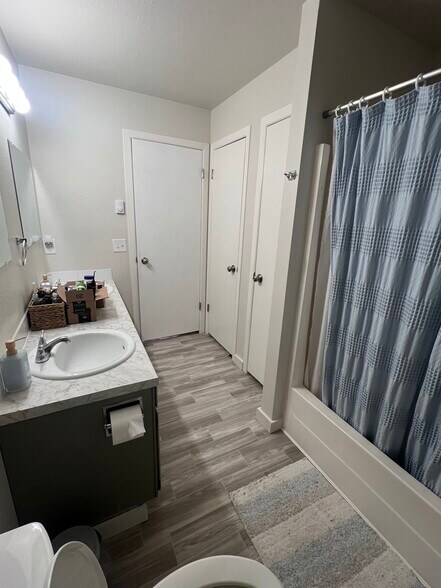 Building Photo - 511 W Brown Ave