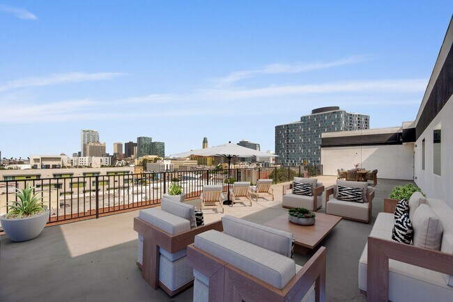 Interior Photo - 719 S Hoover St