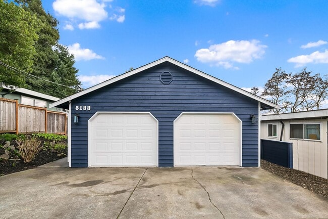 Building Photo - Beautiful Home in Seward Park!