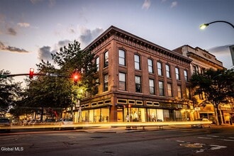 Building Photo - 256 Broadway