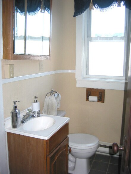 Building Photo - 32 W Elizabeth Ave