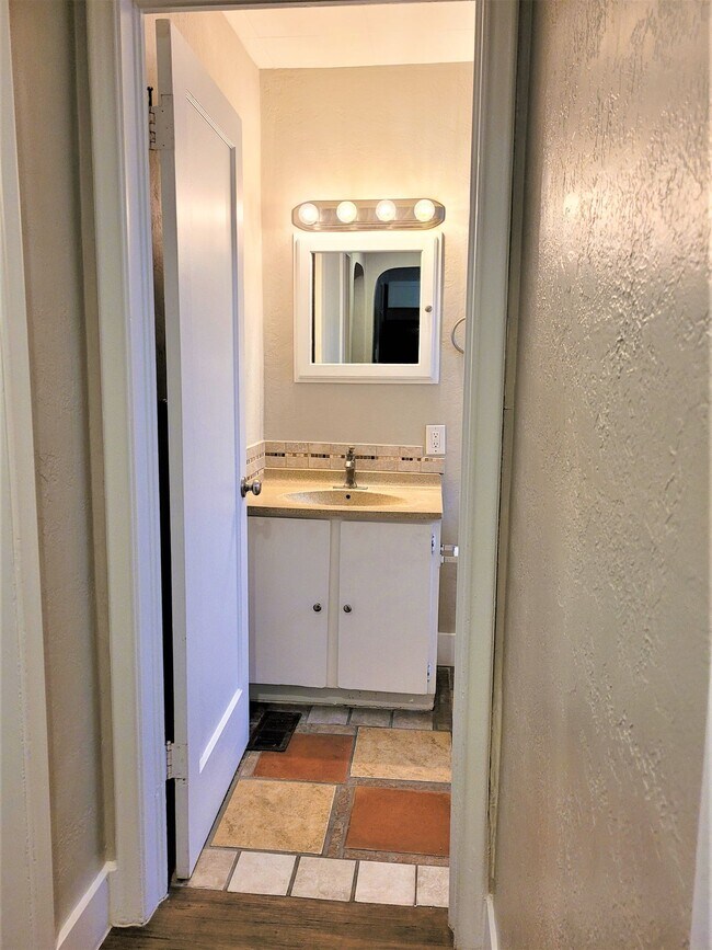 Building Photo - 1 Bed 1 Bath Main Level (no neighbors above or below) Apartment within Walking Distance to Whole ...