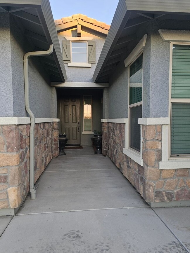 Building Photo - Beautiful Home in Gated Community