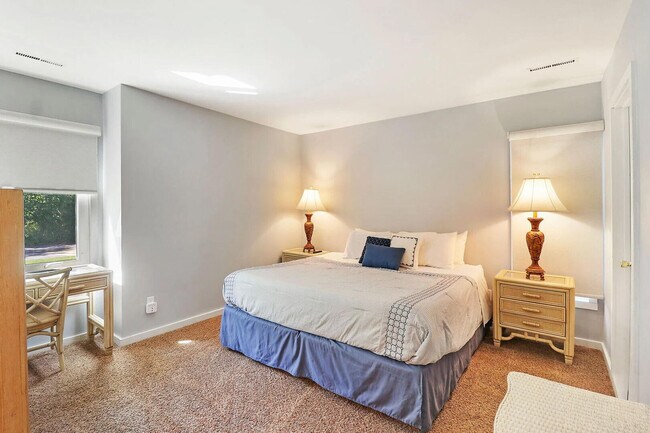 Building Photo - 31 Abbey Villa Cir