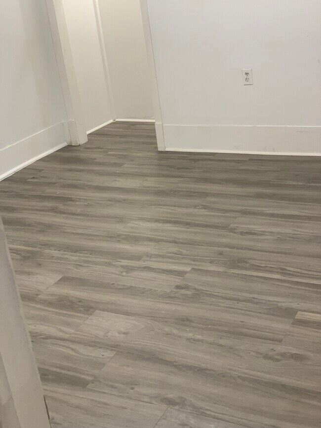 Building Photo - 311 Lee St W