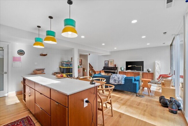 Building Photo - Unique 3BR / 1.5BA Mid-Century Townhome in Reston’s Iconic Hickory Cluster