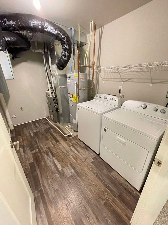 Building Photo - Spacious 4-Bed, 2-Bath Split-Level Townhome with Attached Heated Garage