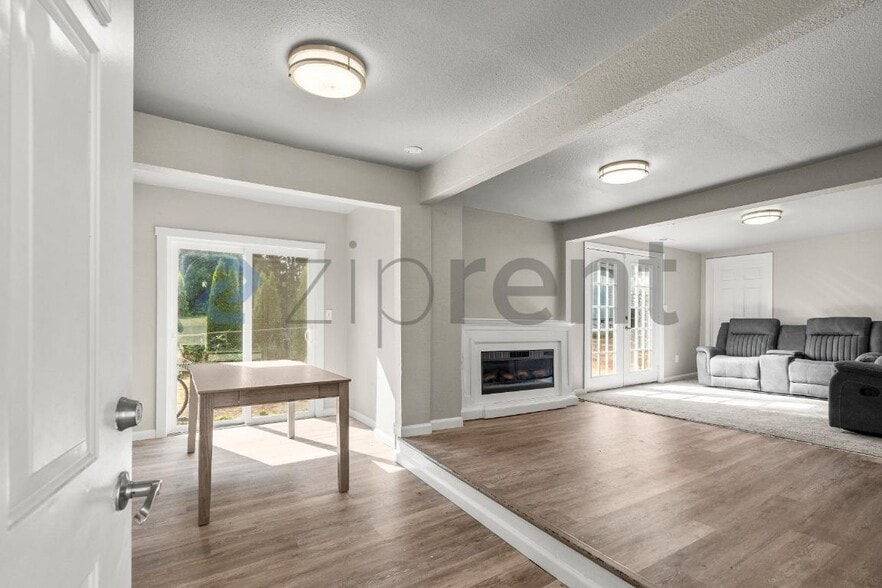 Building Photo - Unit B
