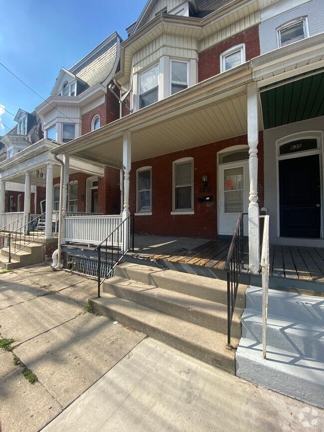 Building Photo - Available Now - Spacious 5 Bedroom, 1 Bath...