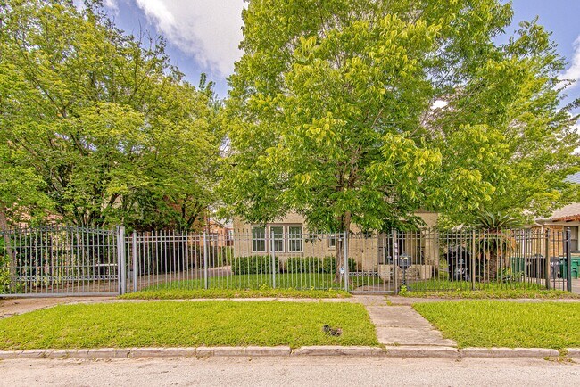 Building Photo - 2422 Truxillo St