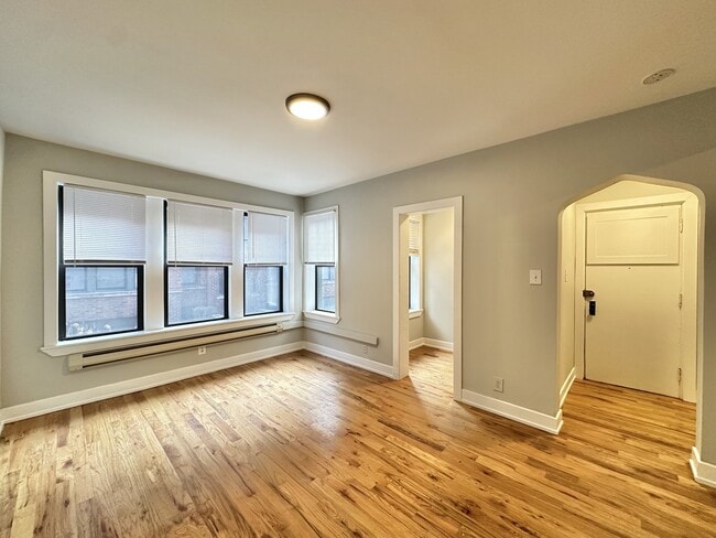 Building Photo - 4422 N Wolcott Ave