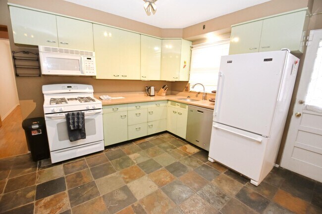 Building Photo - Furnished or unfurnished 4 bedroom 3 full bath home near the University of Notre Dame.