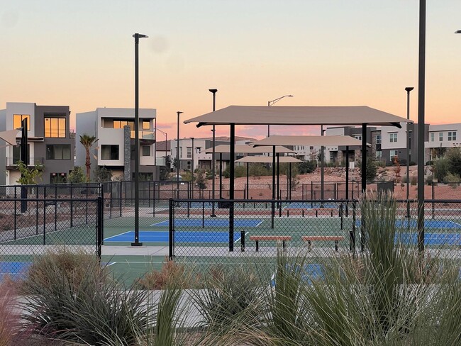 Building Photo - 4 Bed Desert Color Home!