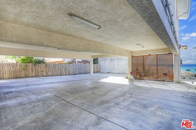 Building Photo - 1753 N Kenmore Ave