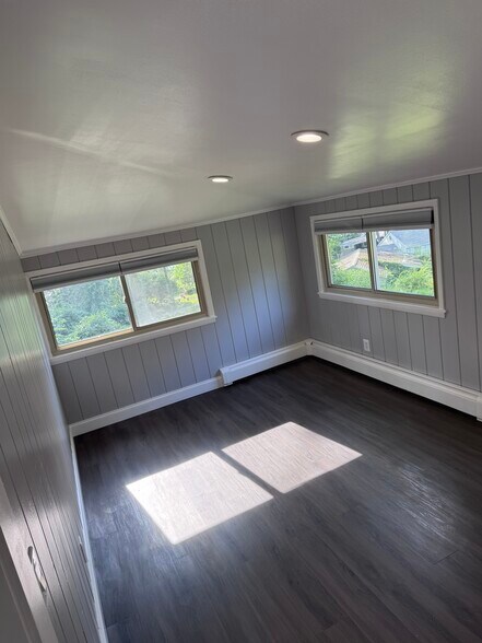 Building Photo - 264 Great Plain Rd