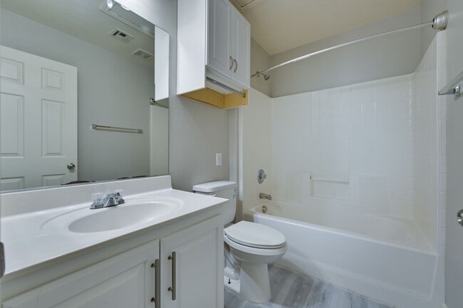 Building Photo - NW!!! 4 bedrooms!!! Pool and Spa!!! All ti...