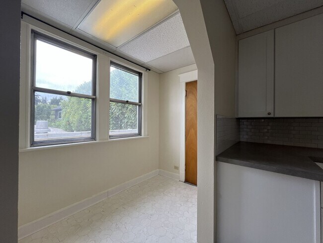 Building Photo - 3018 SE 7th Ave