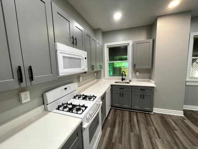 Building Photo - 3 bed 1 bath - Newly updated, South Oakland, dishwasher, washer/dryer included