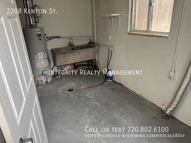 Building Photo - 2208 Kenton St