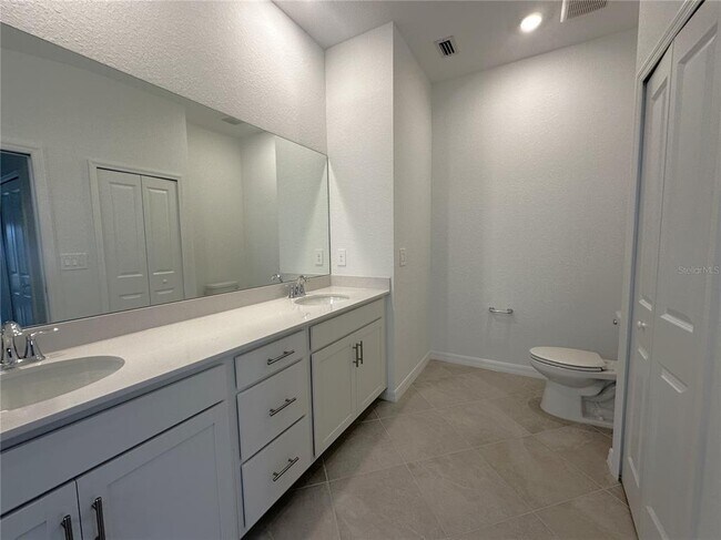 Building Photo - 14271 Heritage Landing Blvd