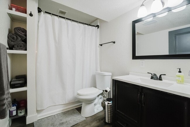 Building Photo - Gorgeous 3 Bed / 4 Bath Townhome in Centen...
