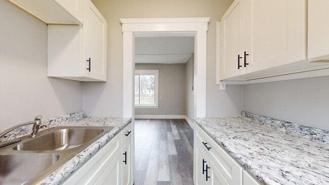 Building Photo - Lorain/W.73 neighborhood, updated 3 bed/1 bath single family house.