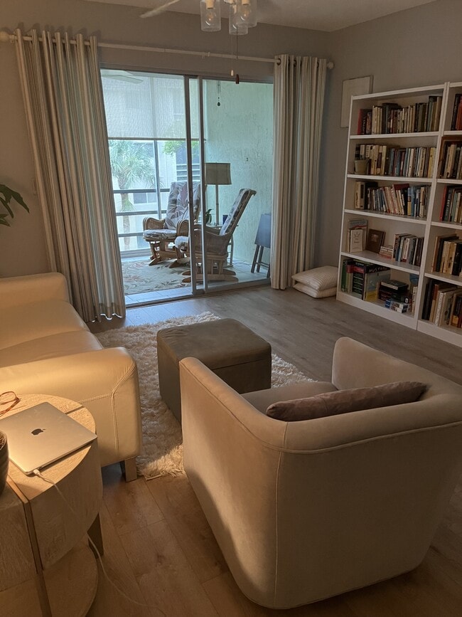 Building Photo - 995 La Guna Dr