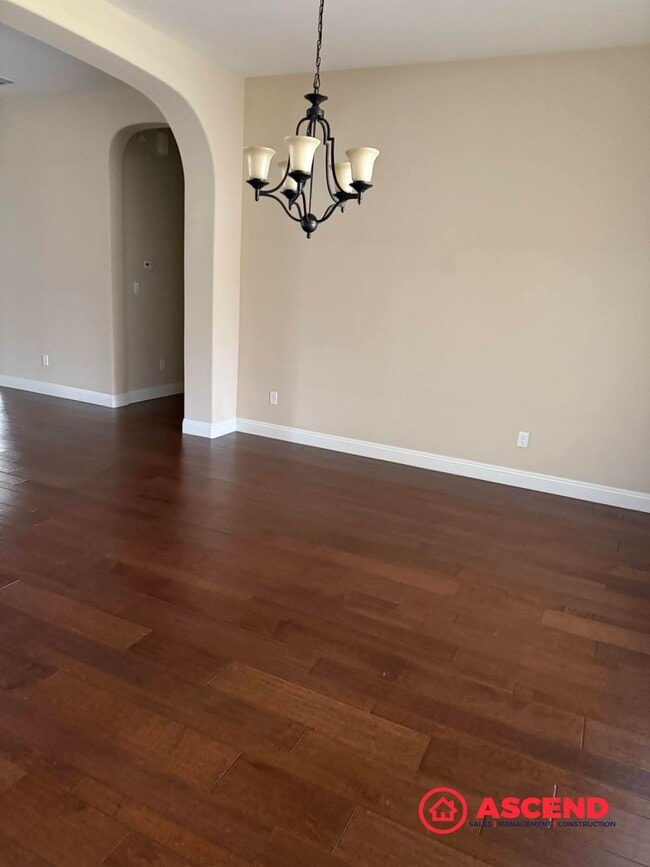 Building Photo - Stunning 4 bedroom + office in Seven Oaks!