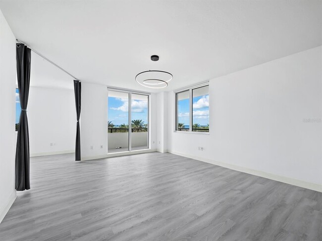 Building Photo - 800 N Tamiami Trl